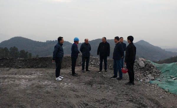 集團(tuán)公司黨委副書記、總經(jīng)理龔華東到矸石項(xiàng)目部視察 