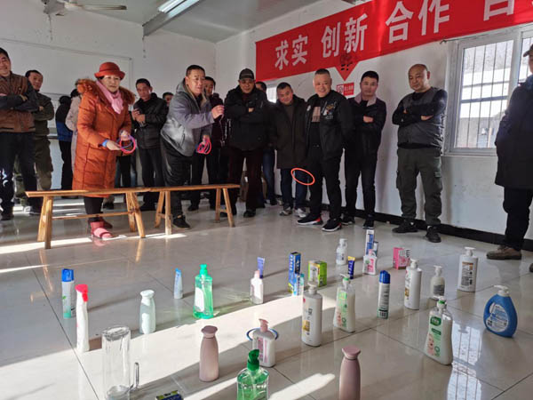 基層黨支部開展“慶元旦 迎新春”趣味套圈活動 基層黨支部開展“慶元旦 迎新春”趣味套圈活動